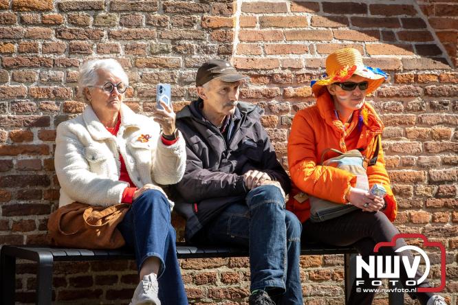 Volle terrassen, bruisende kleedjesmarkt en sportieve Wallenloop: Elburg leeft tijdens koningsdag! - &copy; NWVFoto.nl
